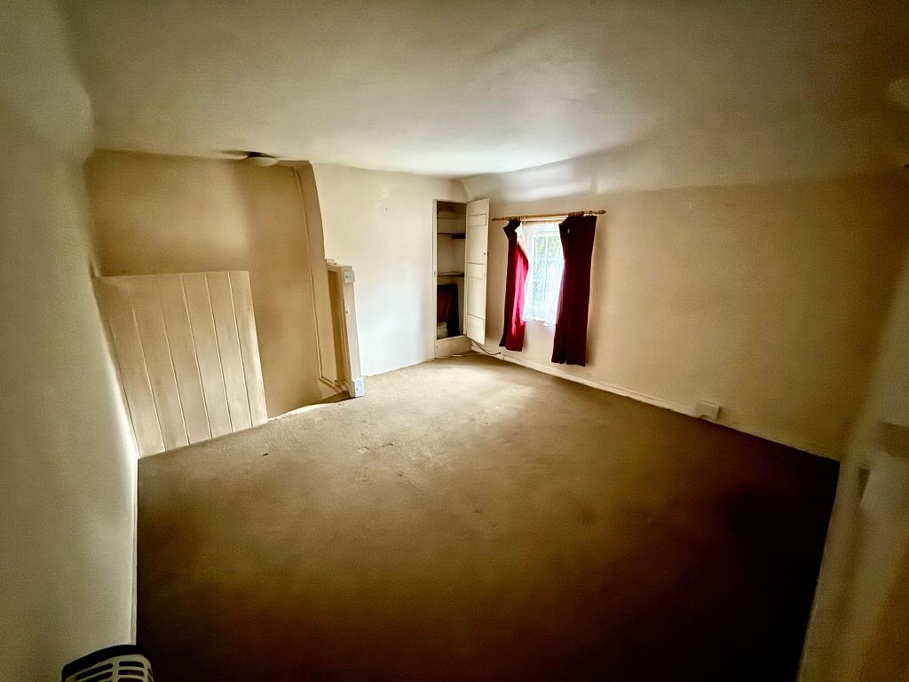 Lot: 138 - ATTRACTIVE COTTAGE WITH PERMISSION FOR LARGE EXTENSION - Bedroom one